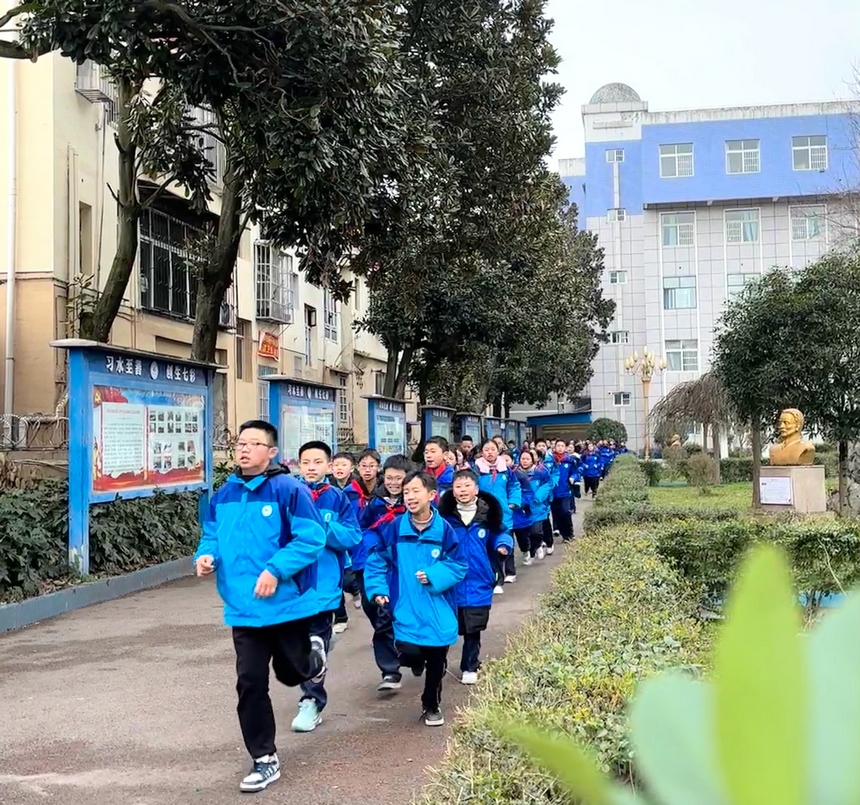 習(xí)水第七中學(xué)，身著統(tǒng)一校服的學(xué)生們繞著操場跑操，整齊有序。習(xí)水縣融媒體中心供圖