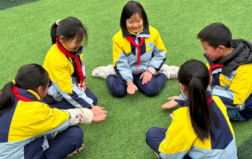 習水第三小學體育課上，孩子們正在玩耍趣味游戲。習水縣融媒體中心供圖
