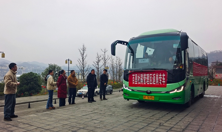 百里杜鵑返崗專車。