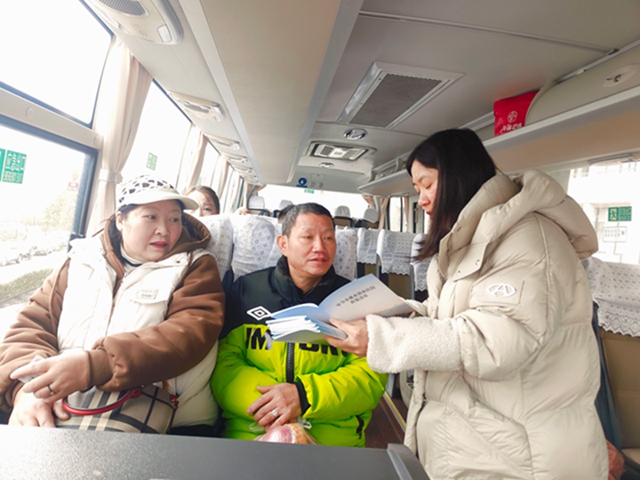 百里杜鵑人社局工作人員向務(wù)工人員宣講就業(yè)創(chuàng)業(yè)政策。