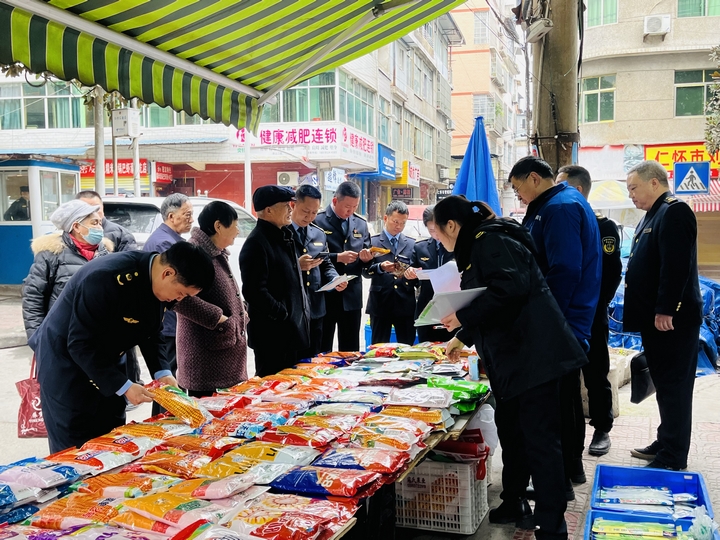 2、執(zhí)法人員一邊檢查一邊向農(nóng)戶講解假冒偽劣農(nóng)資產(chǎn)品的辨識(shí)方法。.jpg