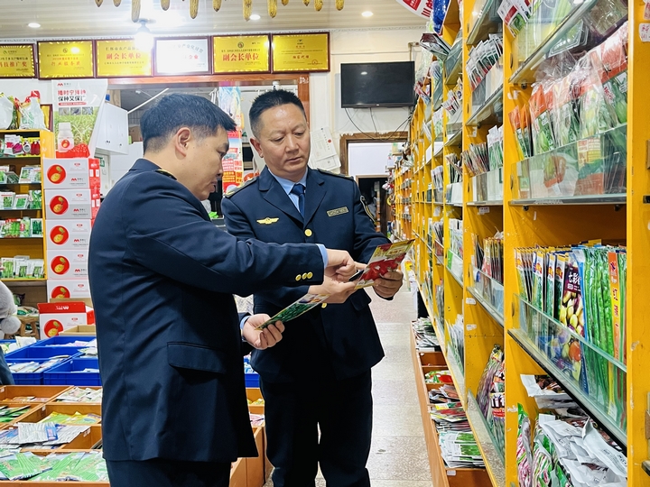 4、仁懷市農(nóng)業(yè)農(nóng)村局執(zhí)法人員正在對(duì)農(nóng)資產(chǎn)品進(jìn)行仔細(xì)檢查。.jpg