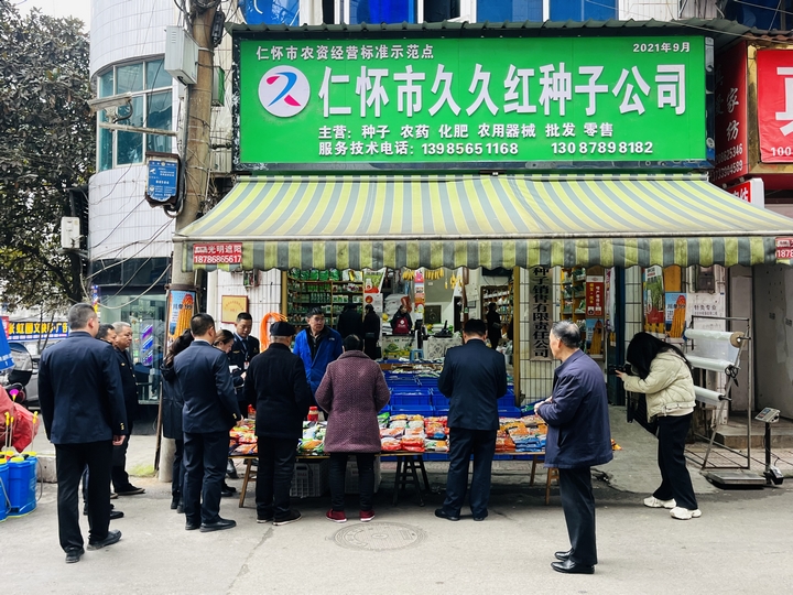 5、執(zhí)法人員深入轄區(qū)農(nóng)資生產(chǎn)企業(yè)、經(jīng)營(yíng)門店開展春耕備耕農(nóng)資打假專項(xiàng)行動(dòng)。.jpg