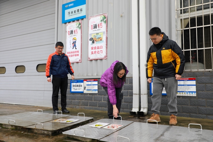 3、工作人員檢查有限空間是否按規(guī)定上鎖。.jpg
