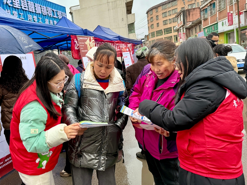 志愿者向群眾講解就業(yè)政策.jpg