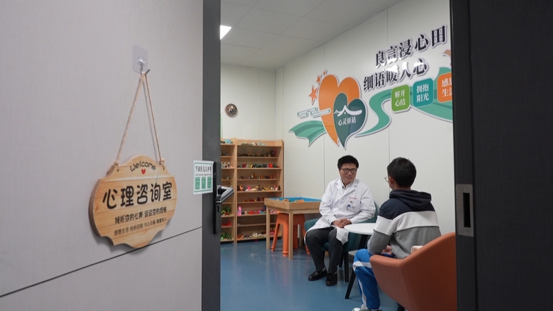 幫扶專家、貴州醫(yī)科大學(xué)附屬醫(yī)院精神心理科主治醫(yī)師鄒達(dá)正在為一名中學(xué)生做心理咨詢。