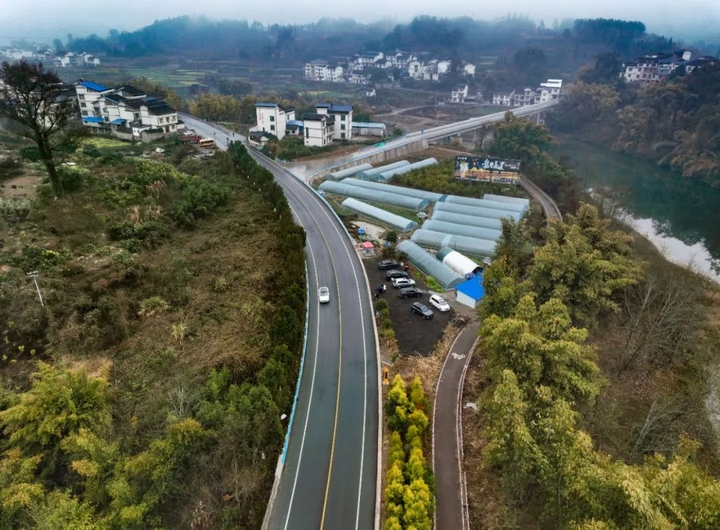 1G243線公路帶動地方產(chǎn)業(yè)發(fā)展。韋志勝攝.jpg
