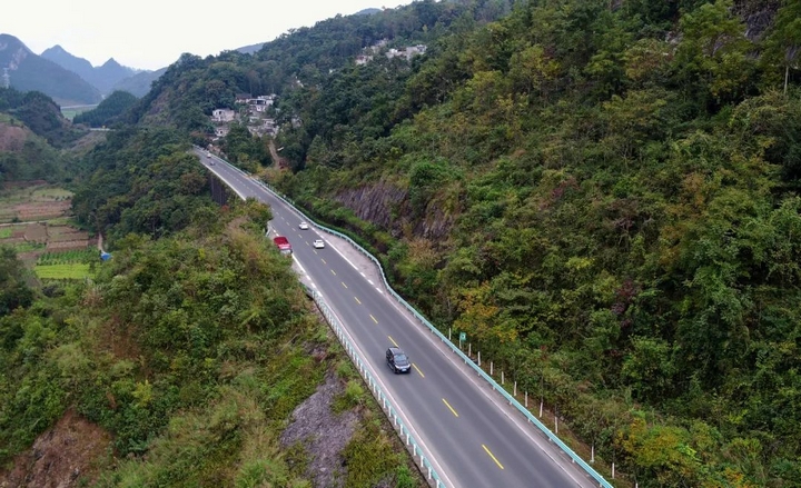 3、S213關(guān)興公路新增護欄、標(biāo)線施劃路段。王遠峰攝.jpg