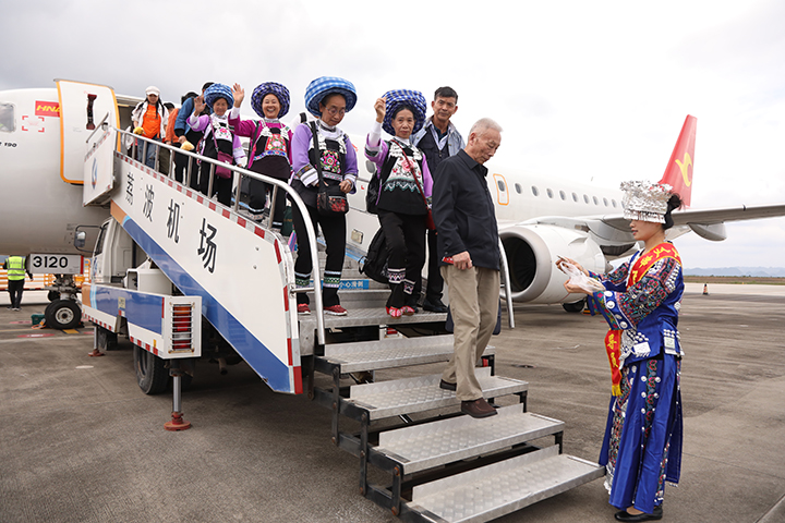 2 圖為“支支串飛” 首批旅游團(tuán)隊(duì)落地荔波，解鎖旅游新模式！