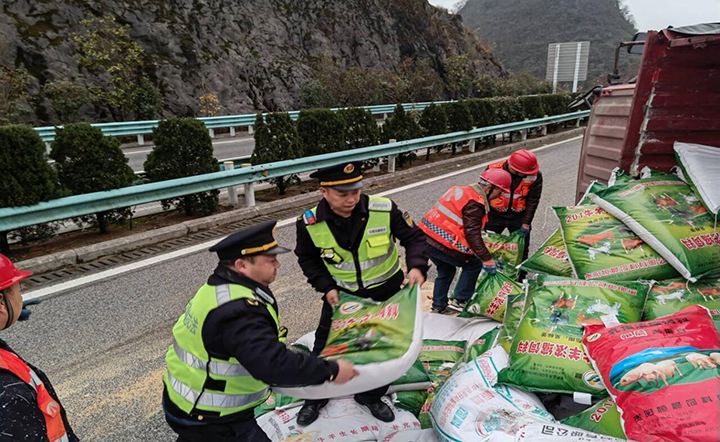 2 圖為執(zhí)法人員幫助整理散落貨物。