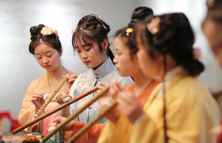 游客在玉屏自治縣侗鄉(xiāng)民族風(fēng)情園景區(qū)體驗(yàn)簫笛制作。玉屏縣委宣傳部供圖