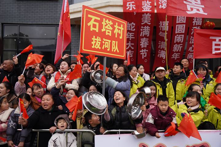 拔河現(xiàn)場正在吶喊的啦啦隊。楊曦攝