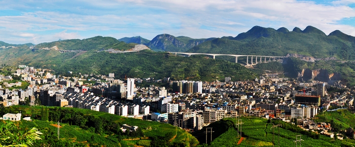 赫章縣城全景圖。李學(xué)友攝