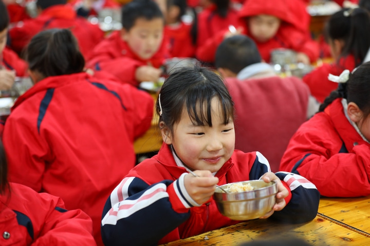 劍河縣城關(guān)第五小學(xué)學(xué)生正在吃午餐。（楊菊梅攝） (3).JPG