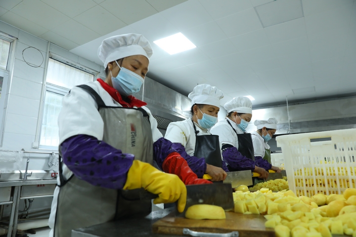 劍河縣城關(guān)第五小學(xué)學(xué)生食堂工作人員正在加工食材 。（楊菊梅攝） .JPG