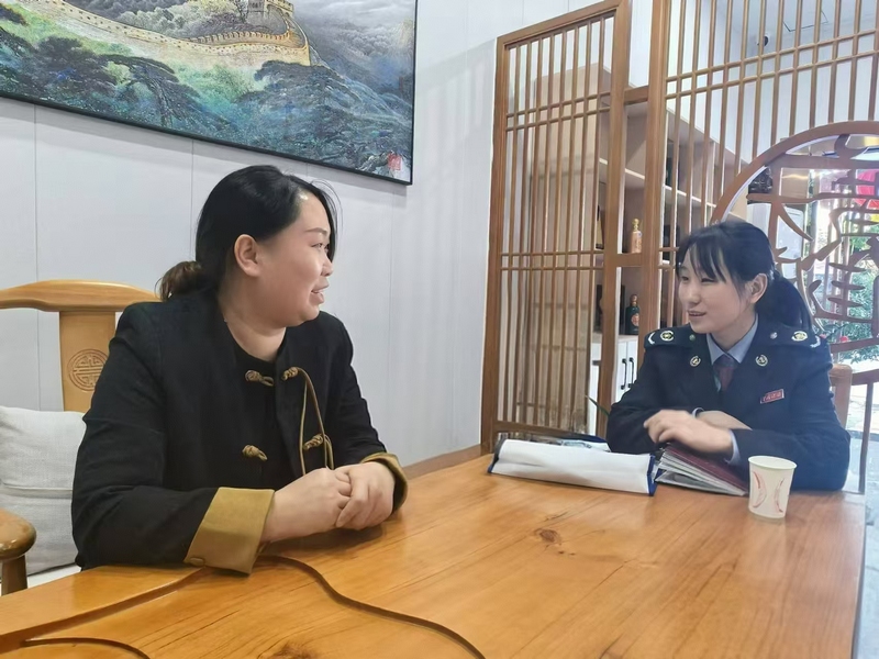 圖為六枝特區(qū)稅務(wù)局首席稅費(fèi)服務(wù)專員上門(mén)宣傳優(yōu)惠政策。張群攝