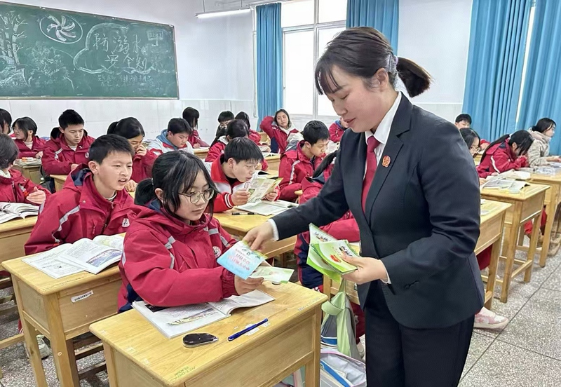 圖為：干警發(fā)放宣傳冊