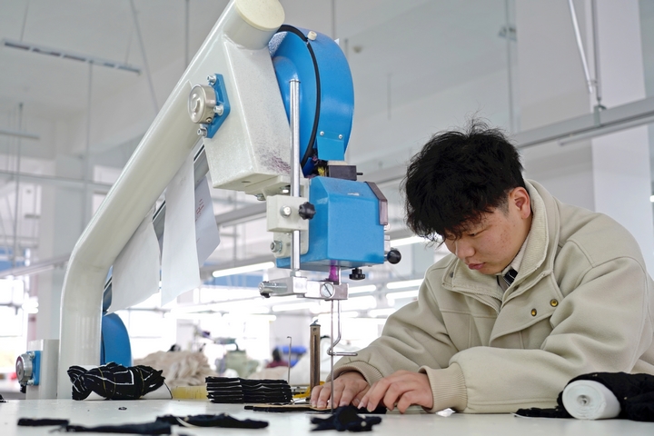 2025年2月25日，位于貴州省畢節(jié)市納雍縣工業(yè)園區(qū)的貴州博澤服裝有限公司生產(chǎn)車(chē)間，工人在趕訂單。   楊英 攝.jpg