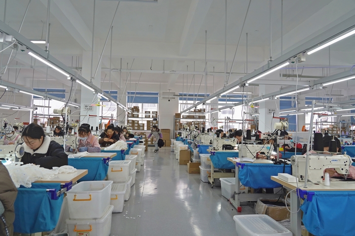 2025年2月25日，位于貴州省畢節(jié)市納雍縣工業(yè)園區(qū)的貴州博澤服裝有限公司生產(chǎn)車(chē)間，工人在趕訂單。 楊  英 攝.jpg