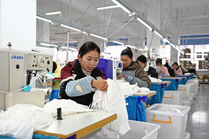 2025年2月25日，位于貴州省畢節(jié)市納雍縣工業(yè)園區(qū)的貴州博澤服裝有限公司生產(chǎn)車(chē)間，工人在趕訂單。 楊 英 攝.jpg