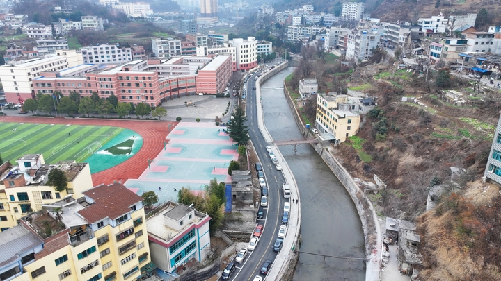 新鋪設的碧水蘭亭至二中路段。陳春志  攝.jpg