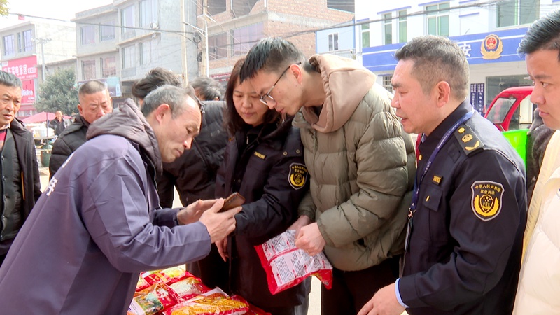 圖為普定縣農(nóng)業(yè)農(nóng)村局到馬場(chǎng)鎮(zhèn)開(kāi)展2025年農(nóng)資專項(xiàng)整治。