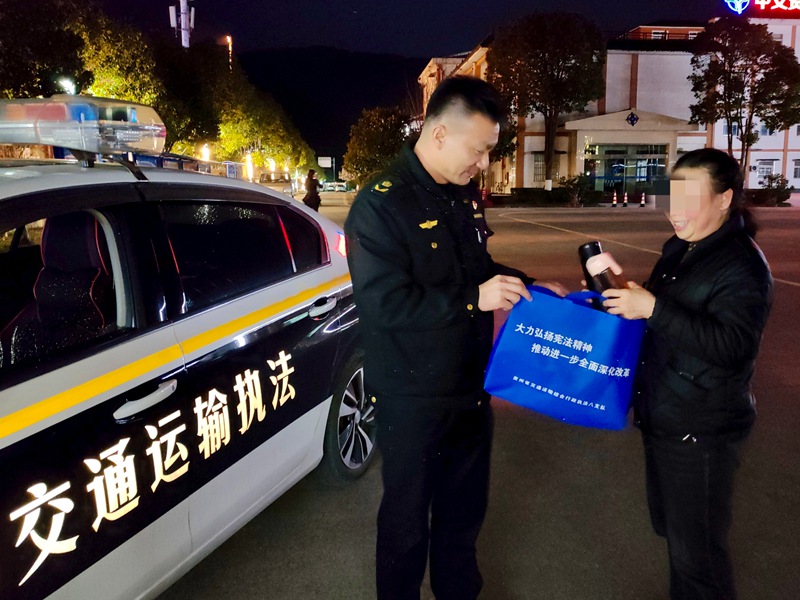 圖為茶杯物歸原主。