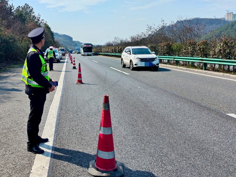 設(shè)置警示標(biāo)志。