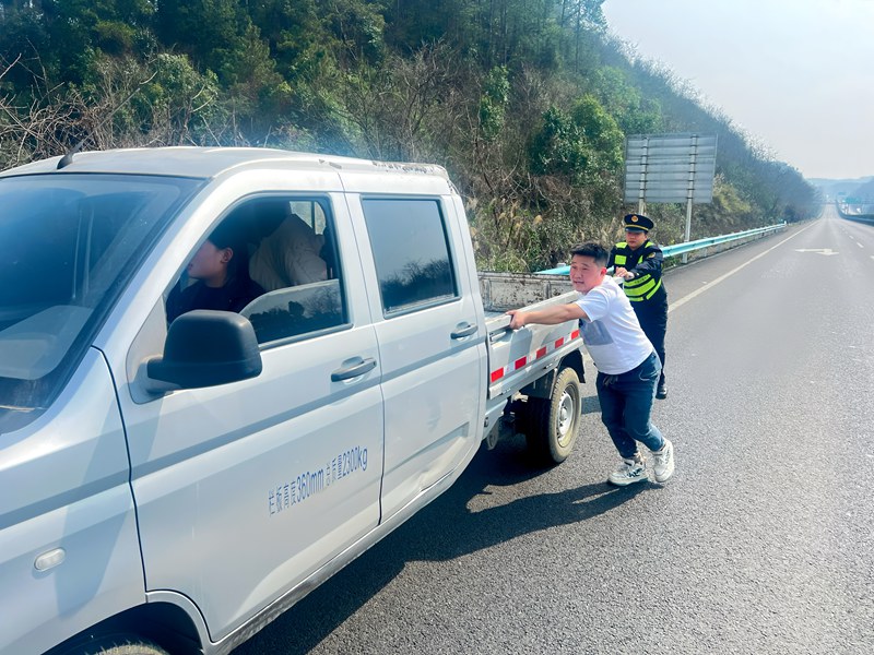 協(xié)助駕駛員將故障車輛推至應急車道。