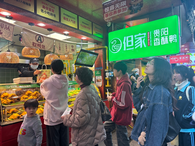 但家香酥鴨門店銷售場景。