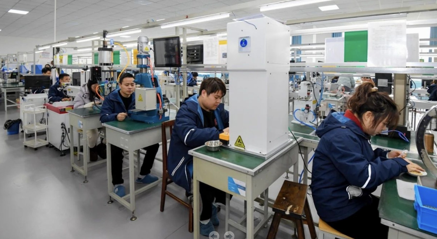 車(chē)間里工人正在工作。
