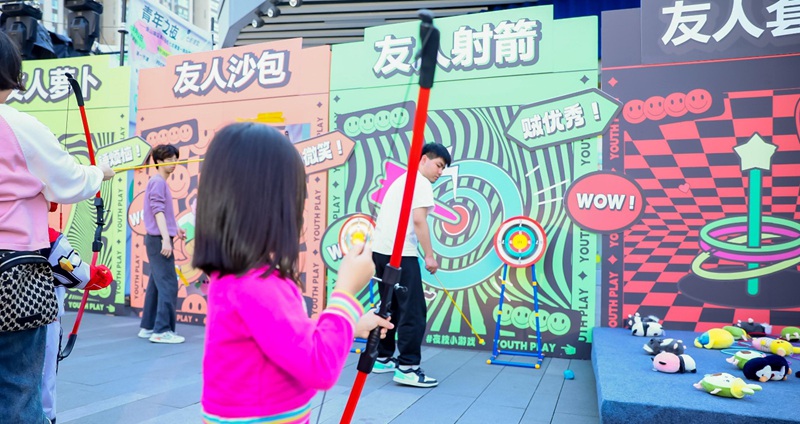 孩子們參加互動游戲。