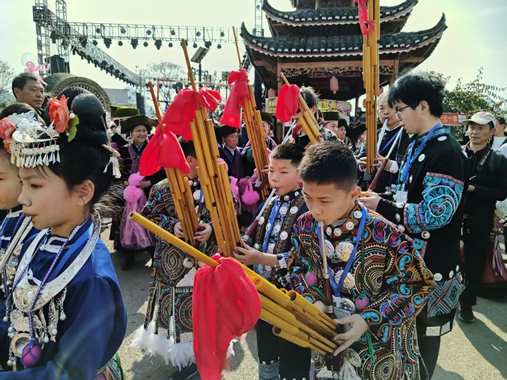 笙歌嘹亮。