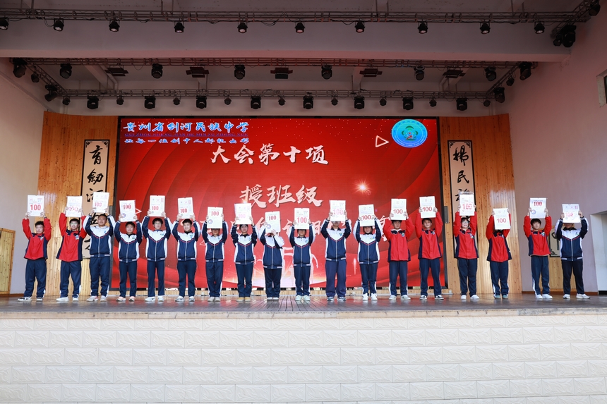 班級代表領(lǐng)取“百日倒計時”牌。潘文攝