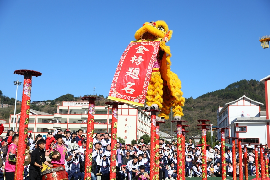 廣東佛山舞獅團隊正在為學生們表演。楊菊梅攝