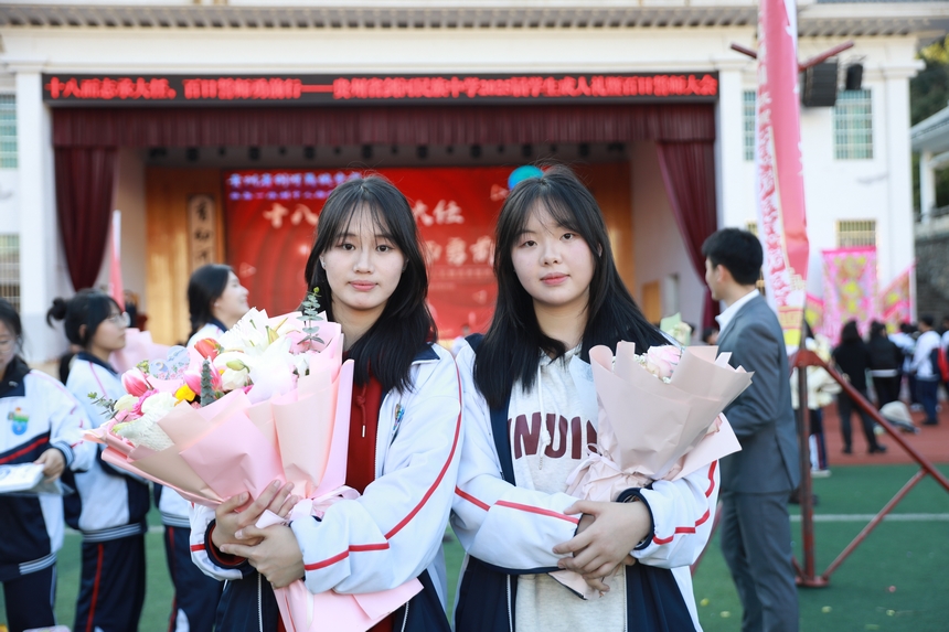 學(xué)生參加高考百日誓師大會。潘文攝