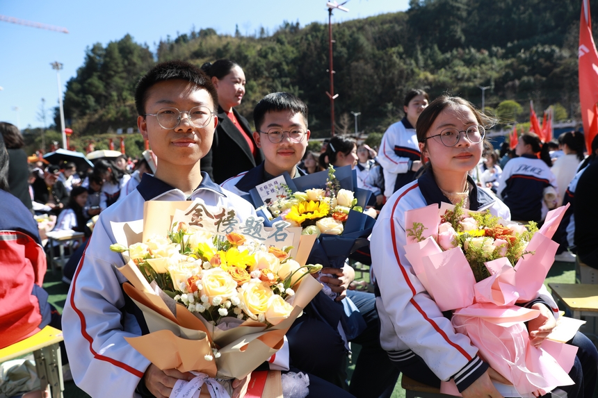 學(xué)生參加高考百日誓師大會(huì)。潘文攝