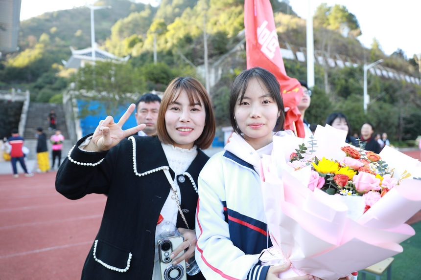 學生與親人合影留念。潘文攝