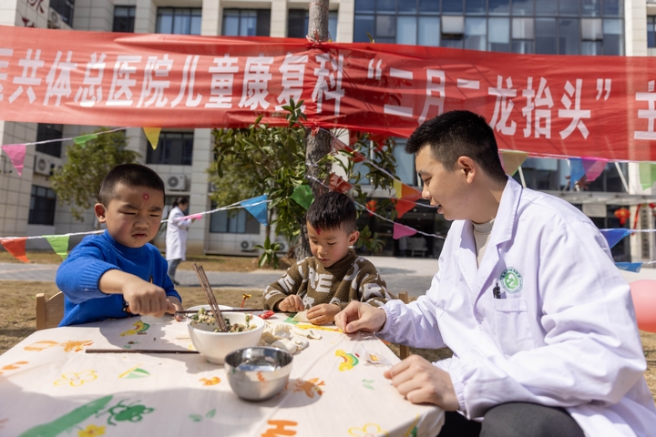 2025年2月28日，貴州省黔東南苗族侗族自治州施秉縣第二醫(yī)共體總醫(yī)院兒童康復(fù)科康復(fù)師在指導(dǎo)孩子包餃子。（磨桂賓 攝）.jpg