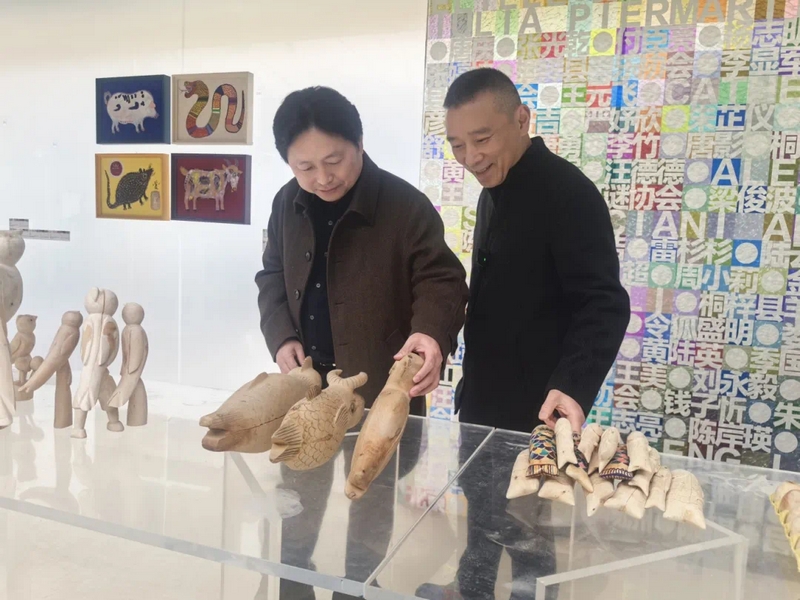 中央美術(shù)學(xué)院院長林茂（左）和四川美術(shù)學(xué)院院長焦興濤參觀作品。