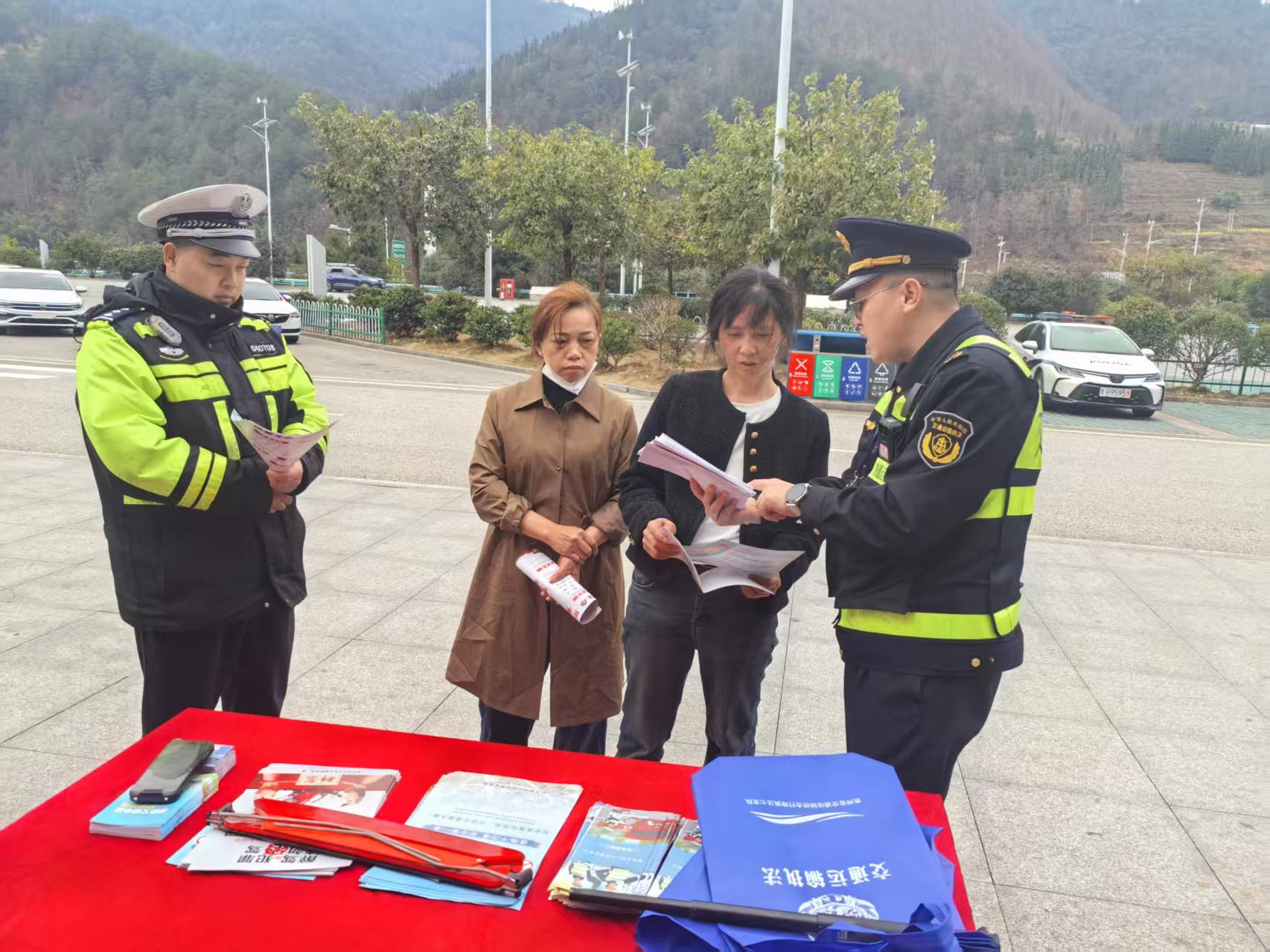 執(zhí)法人員在洛香服務(wù)區(qū)開展普法宣傳活動。