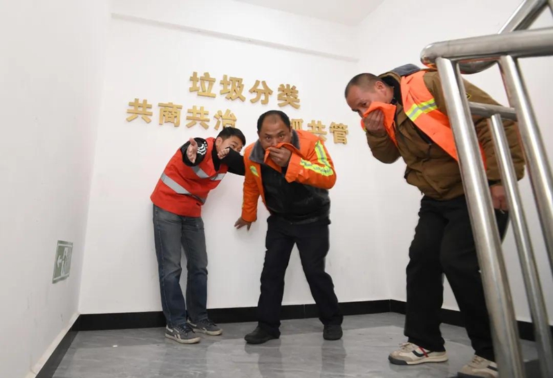 南明區(qū)環(huán)衛(wèi)工人正在進(jìn)行疏散逃生消防應(yīng)急演練。