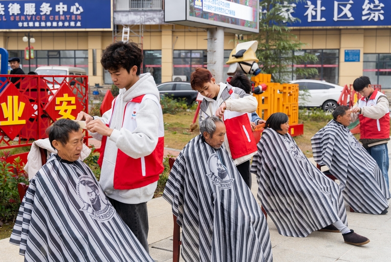 志愿者在貴州省銅仁市萬山區(qū)丹都街道旺家社區(qū)文化廣場為群眾理發(fā)。