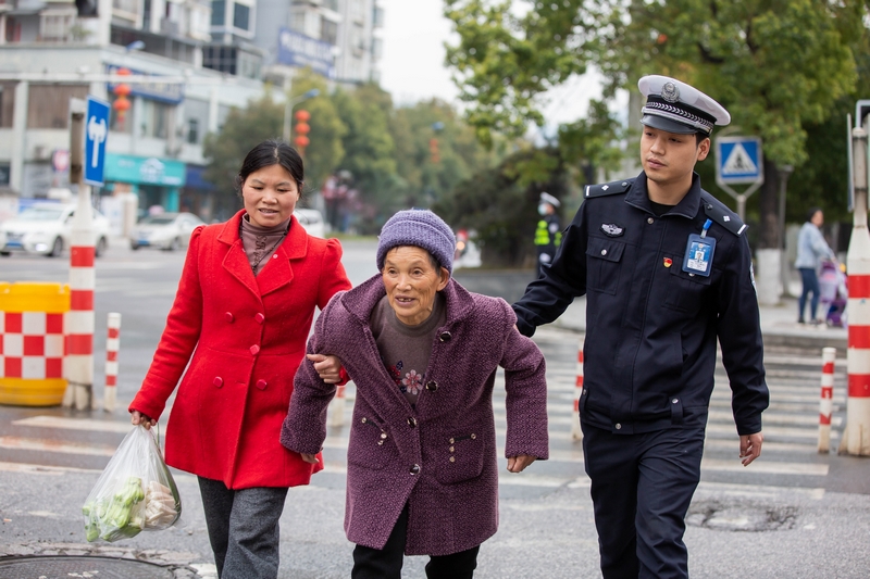 文明過馬路。