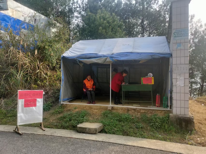 云灣村卡點值守現(xiàn)場。吳小龍攝