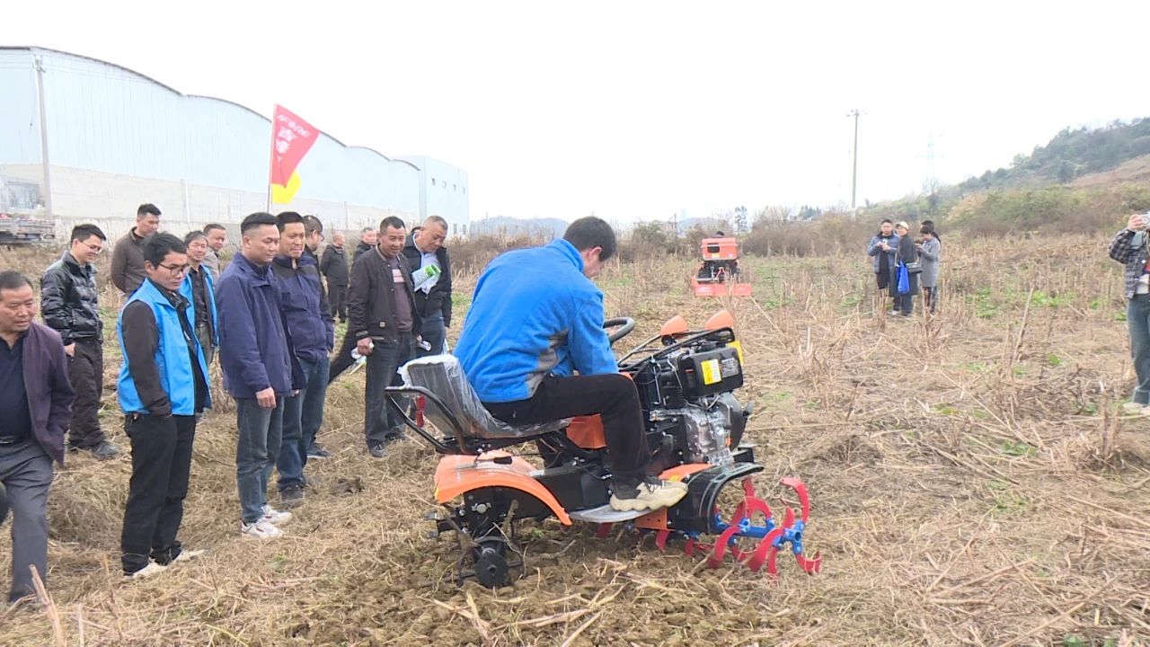 2025年“農(nóng)機(jī)鬧春耕”活動(dòng)現(xiàn)場開展機(jī)械化土地整理作業(yè)演示。