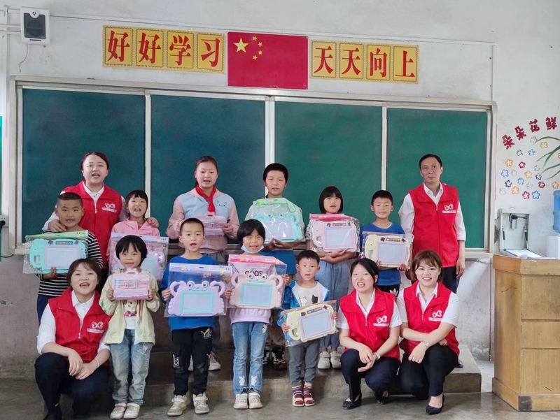 工行遵義播州支行“情暖童心 與愛同行”關(guān)愛留守兒童公益活動。