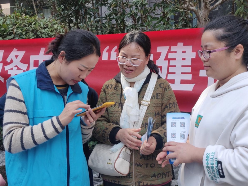 清鎮(zhèn)市政務(wù)服務(wù)“直通車”深入鄉(xiāng)鎮(zhèn)為市民提供政策咨詢并辦理實事。 (5).jpg