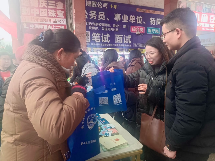 律師向群眾宣傳婦女保障法律法規(guī)知識。