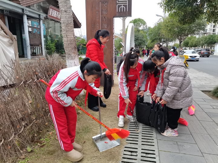 教師學(xué)生在清掃街道.jpg